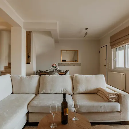 فيلة Elia House
